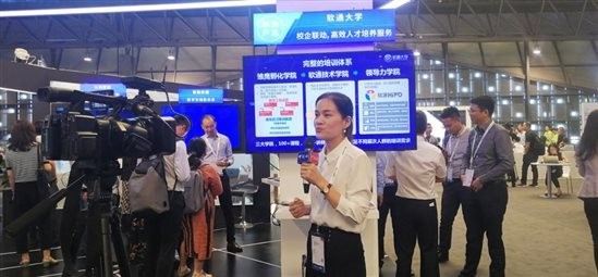 “云”开见日，“AI”生花，人生就是博官网动力携五大主题亮相华为HC大会